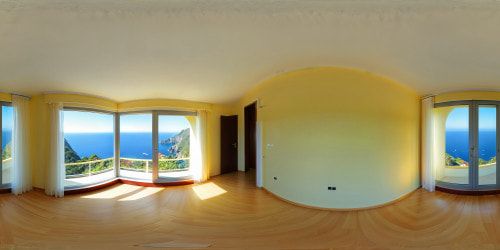 AltesKellergewölbe mit gelben runden Fenster und Aulick zum meer